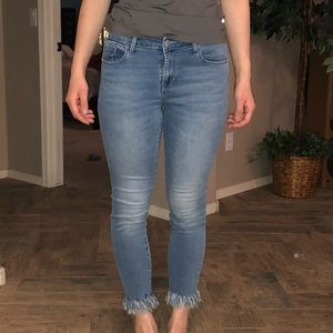 Frayed ends lightwash jeans